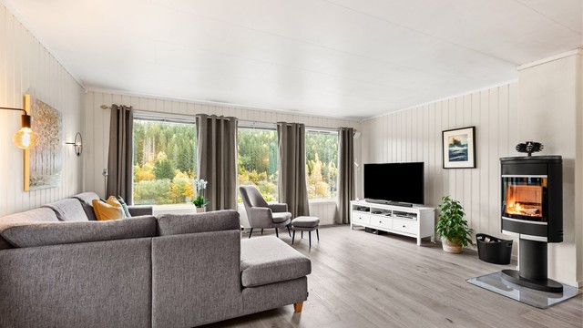 Boligen ligger i et rolig og barnevennlig område og er godt vedlikeholdt.