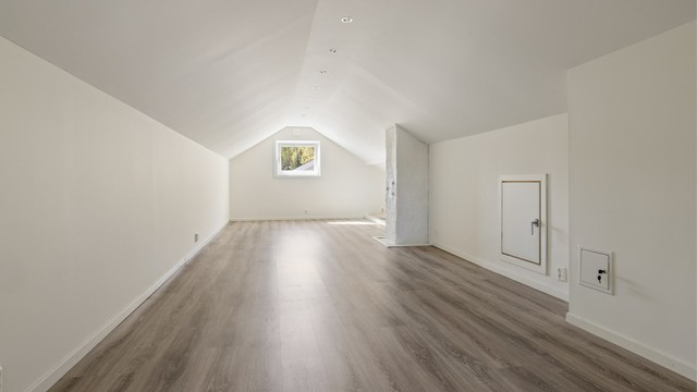 Loftet har en takhøyde på 2,12 meter på det høyeste punktet, med tilgang til lagring i kott.