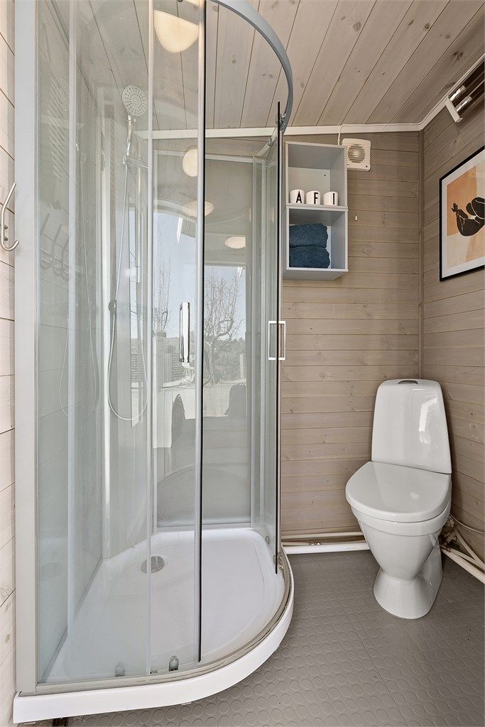 På badet er det akkurat plass til dusj, wc og servant.