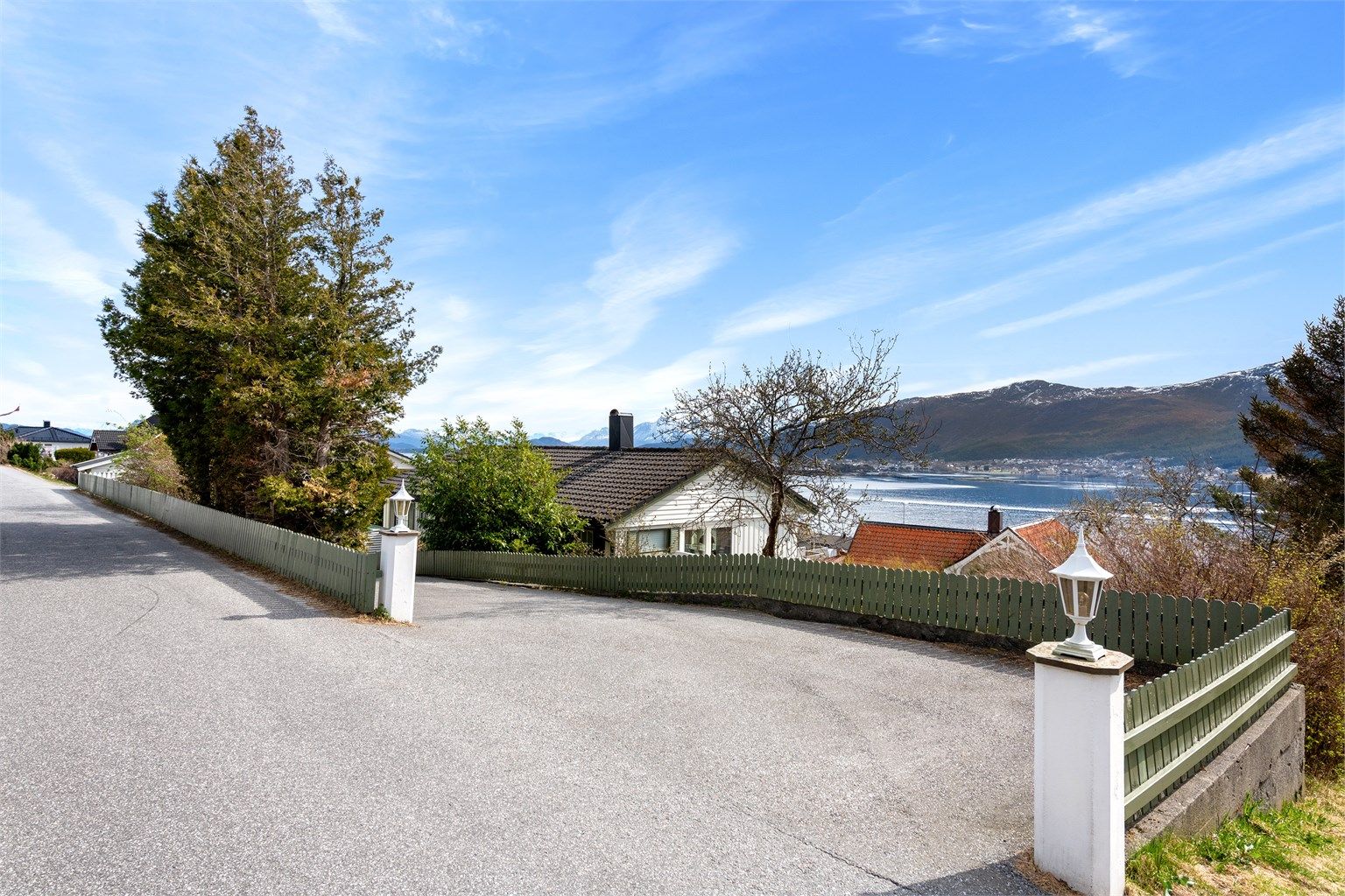 Den romslige gårdsplassen gir rikelig med plass for parkering av flere biler.