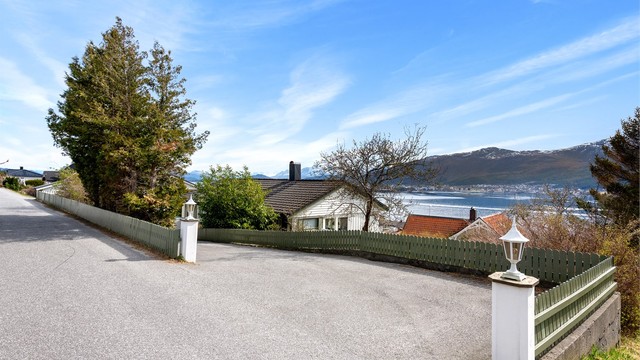 Den romslige gårdsplassen gir rikelig med plass for parkering av flere biler.