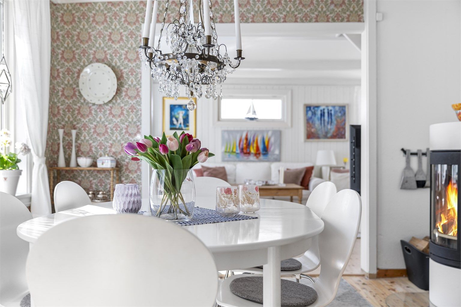 Gjennomgående detaljer som synlige bjelker i taket og tregulv gir boligen en unik karakter.