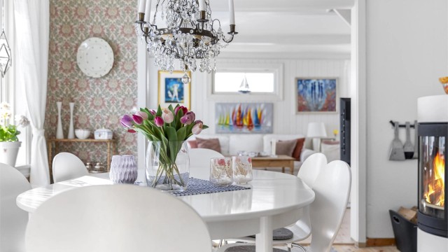 Gjennomgående detaljer som synlige bjelker i taket og tregulv gir boligen en unik karakter.