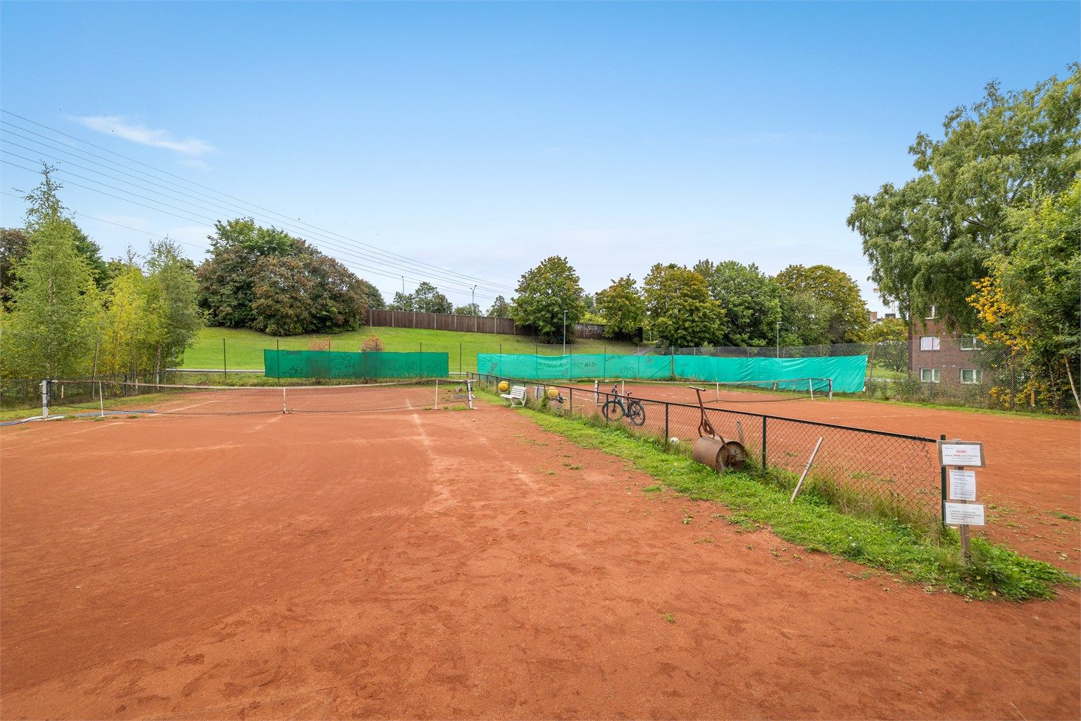 To tennisbaner med grusdekke som drives av Tonsen tennisklubb ligger 2 min fra rekkehuset