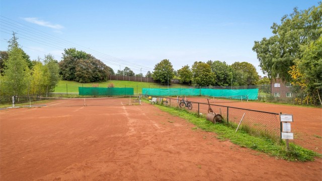 To tennisbaner med grusdekke som drives av Tonsen tennisklubb ligger 2 min fra rekkehuset