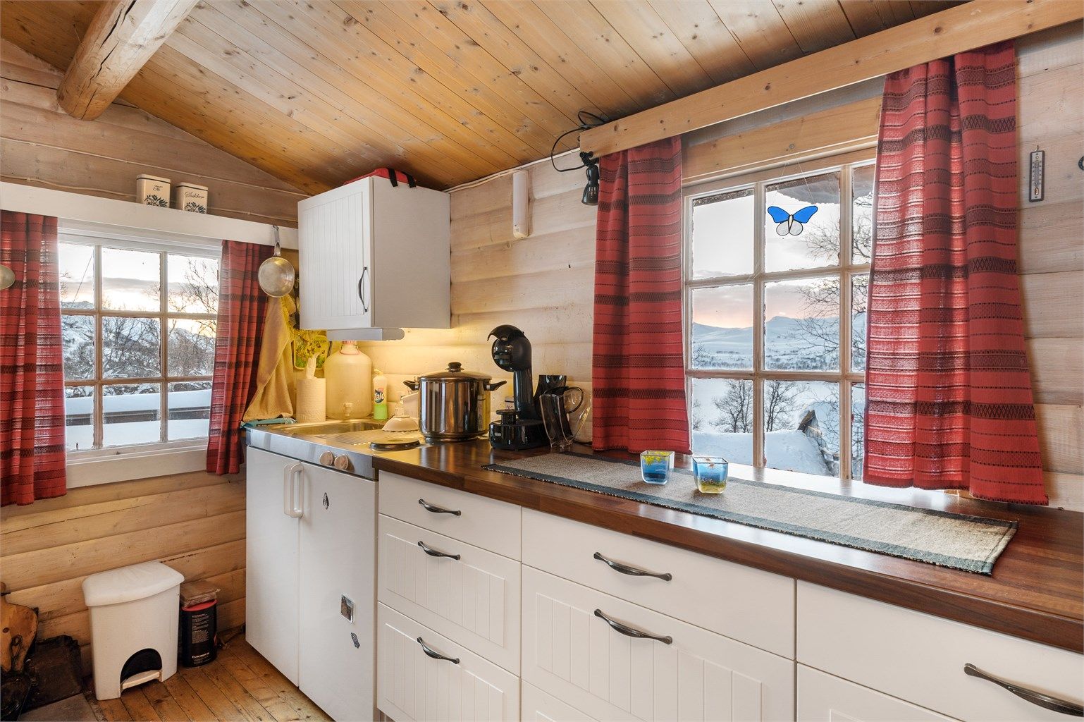 Fin utsikt over Skarvatnet også fra kjøkkenvinduet. 