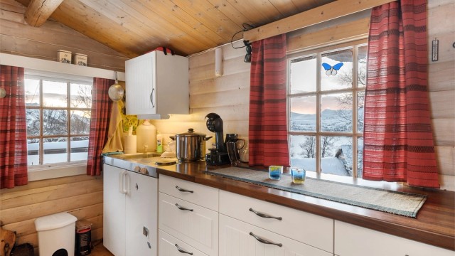 Fin utsikt over Skarvatnet også fra kjøkkenvinduet.