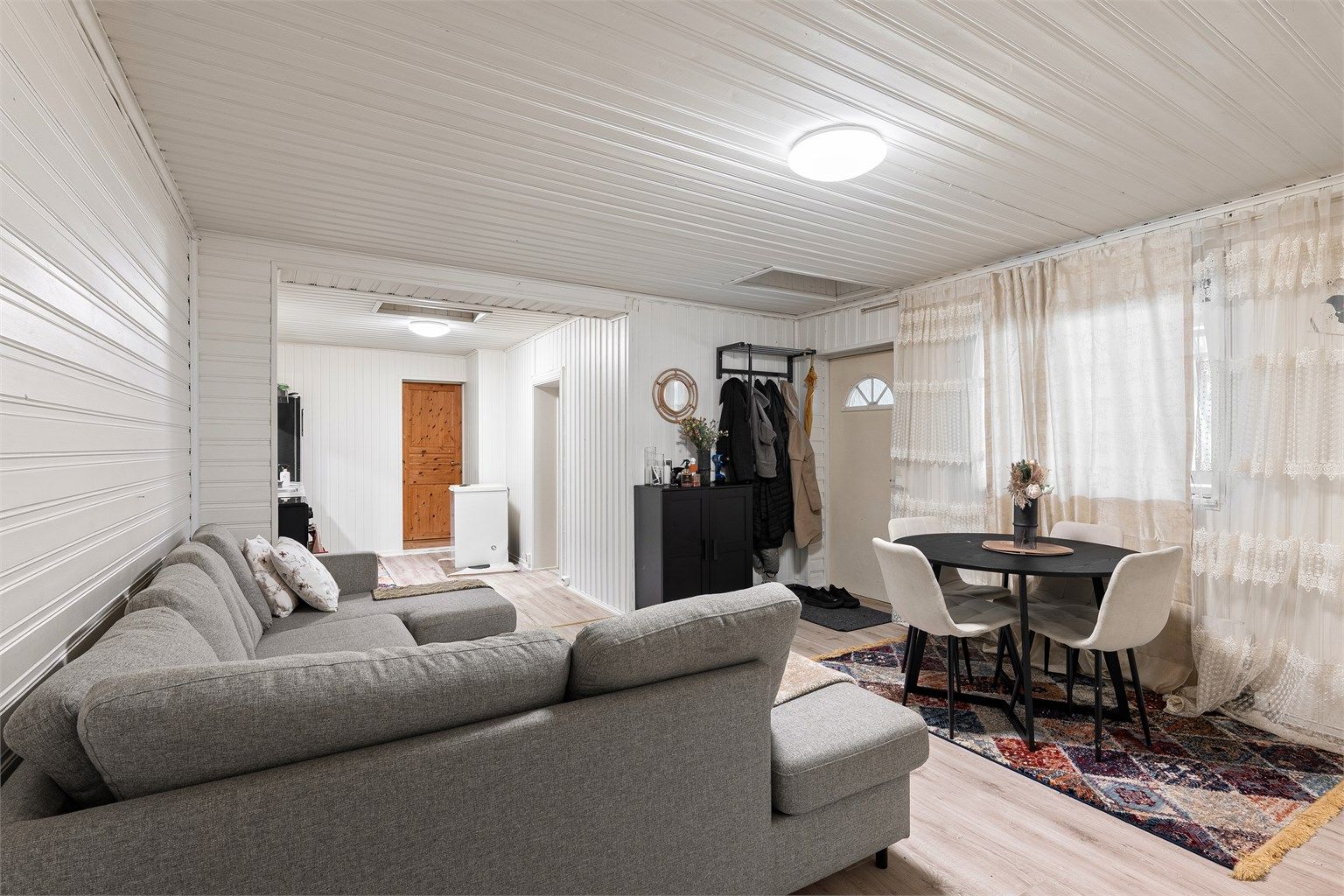 Lys og innbydende stue hvor du har god plass til både sofagruppe og spiseplass.