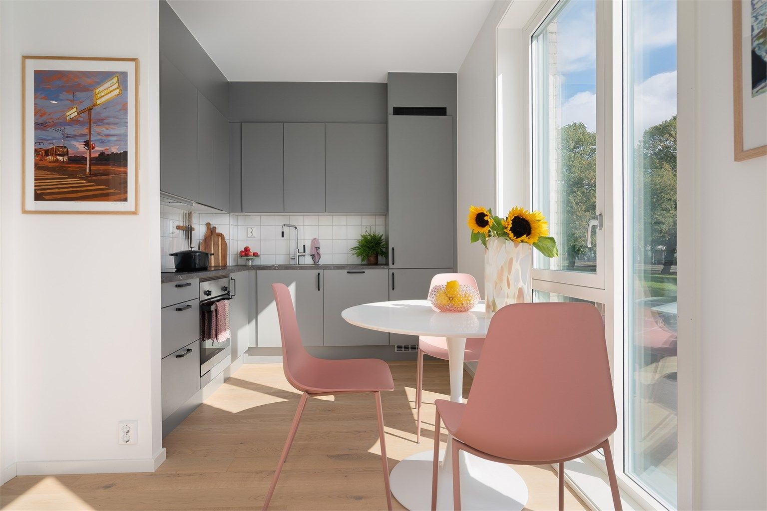  Leiligheten ligger meget fint til, med hjørnebeliggenhet i byggets 2.etasje m/ heisadkomst. 