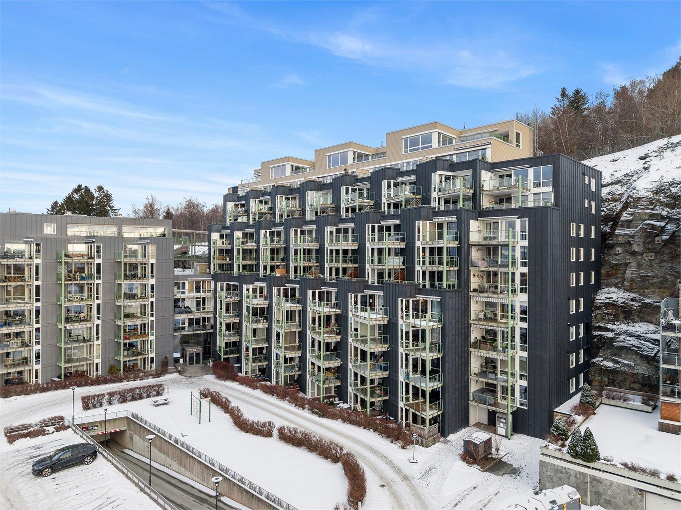 Leiligheten ligger høyt og fritt til på populære Bergheim/Steinan, i et rolig og etablert sameie med attraktiv beliggenhet.