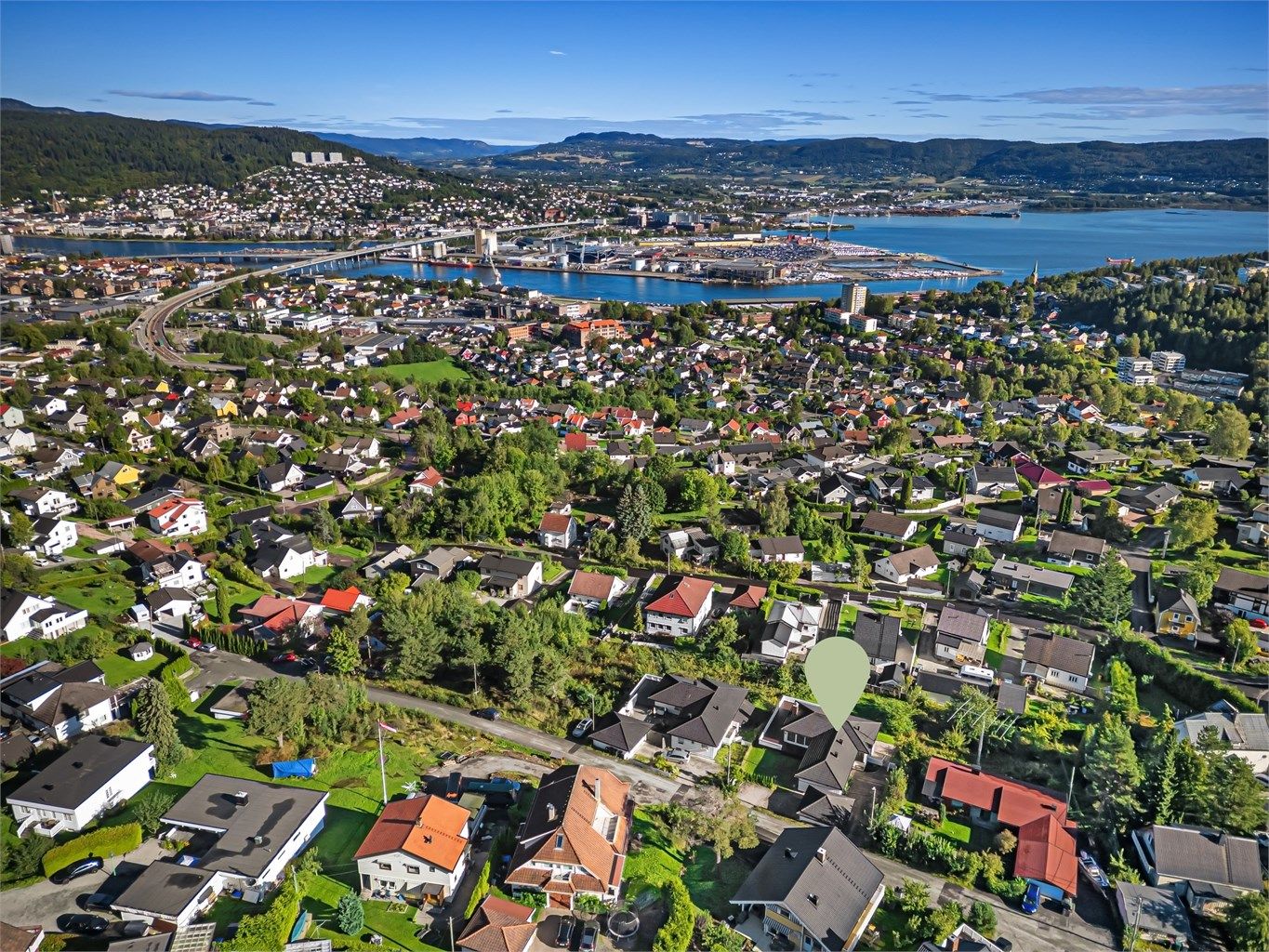 Eiendommen ligger høyt og fritt til i en blindvei med lite trafikk, i et etablert boligområde med nærhet til marka.
Foto: Ole Thorgeir Solheim Thoresen