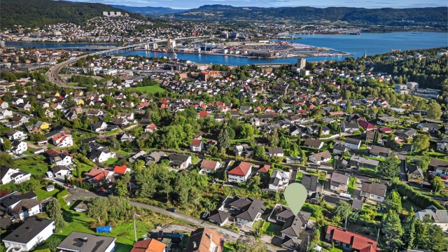 Eiendommen ligger høyt og fritt til i en blindvei med lite trafikk, i et etablert boligområde med nærhet til marka.
Foto: Ole Thorgeir Solheim Thoresen