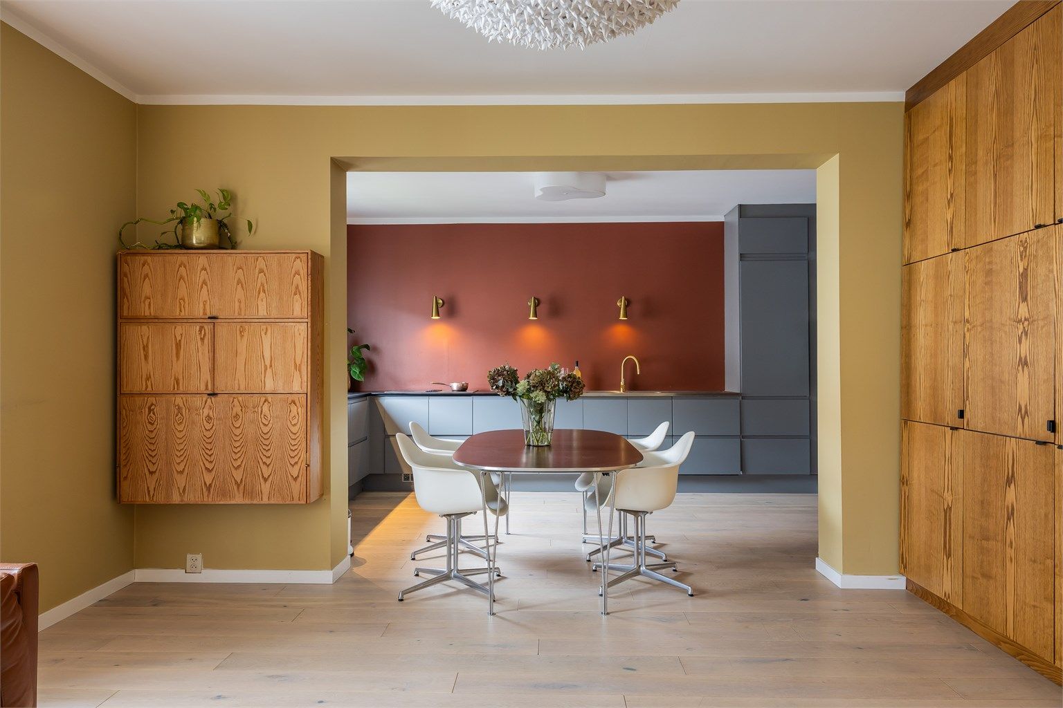 Romslig stue med åpen løsning mot kjøkken og utgang til leilighetens balkong. 