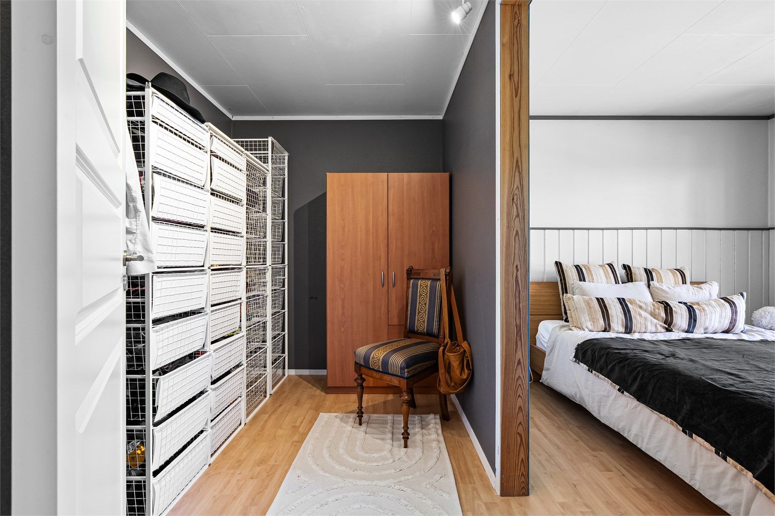 Soverom 1 - rommet har en smart løsning hvor halve rommet kan brukes som walk-in-closet