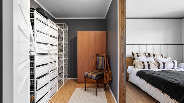 Soverom 1 - rommet har en smart løsning hvor halve rommet kan brukes som walk-in-closet