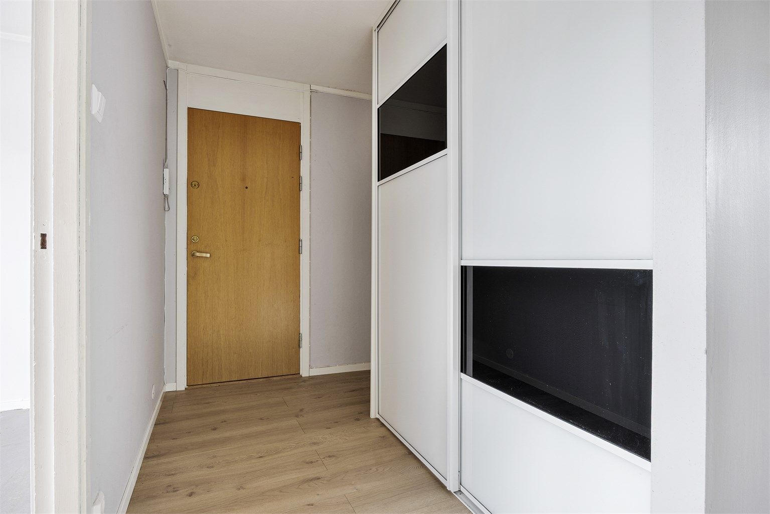 Entré med skyvedørsgarderobe. Leiligheten disponerer tre boder i kjelleren.