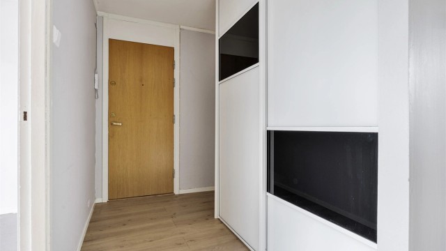Entré med skyvedørsgarderobe. Leiligheten disponerer tre boder i kjelleren.