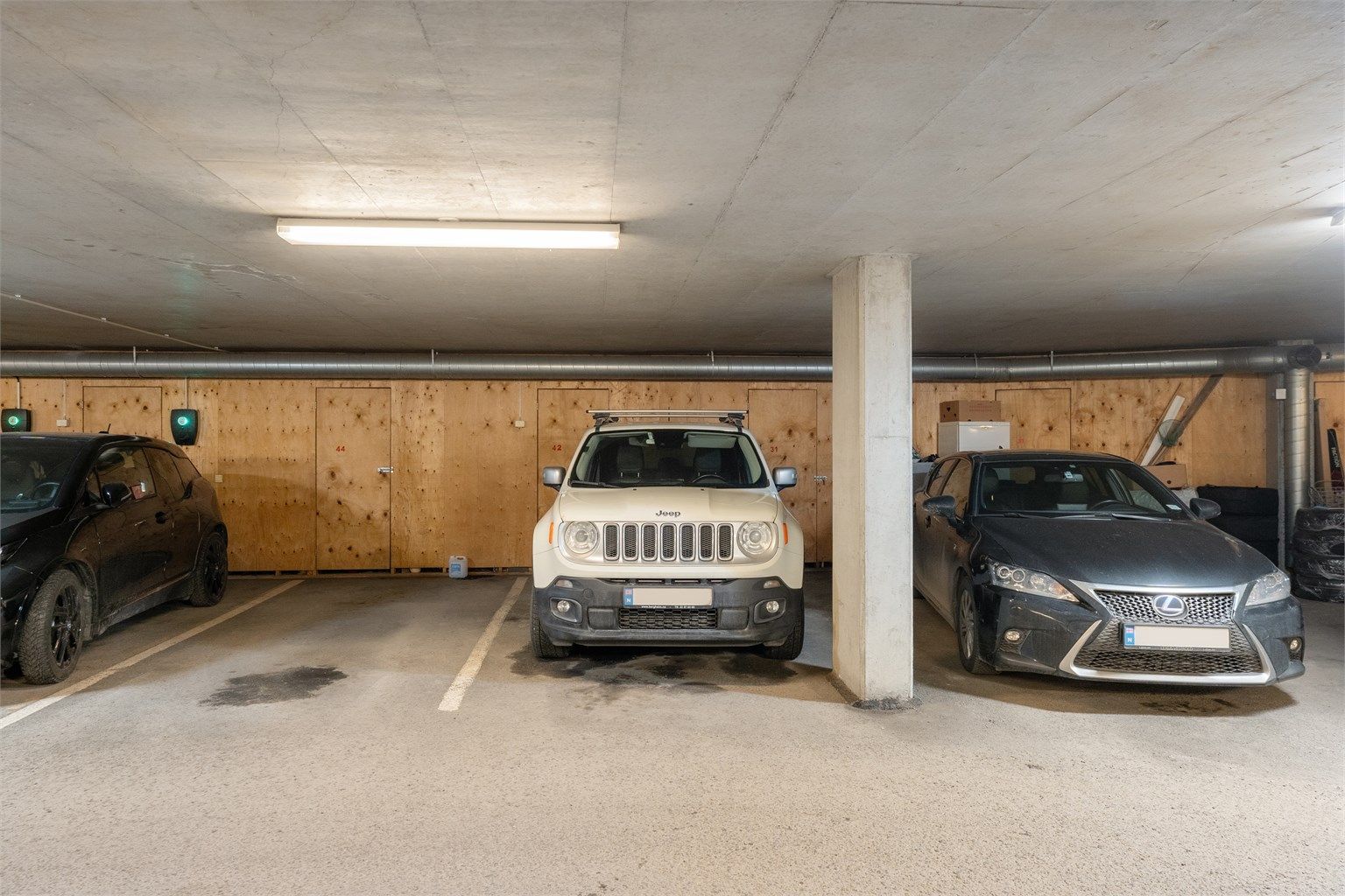 Med leiligheten følger bruksrett til én parkeringsplass i felles garasjeanlegg
