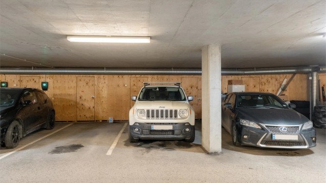 Med leiligheten følger bruksrett til én parkeringsplass i felles garasjeanlegg