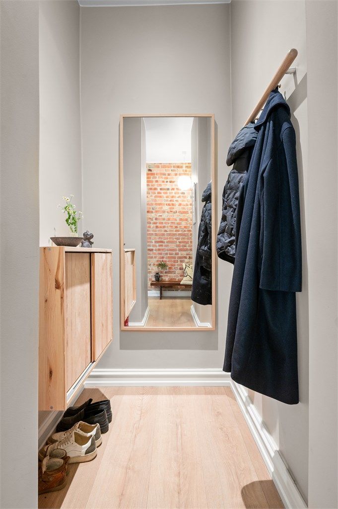 Velkommen inn. Entréen er lys og funksjonell og gir et godt førsteinntrykk av boligen. 