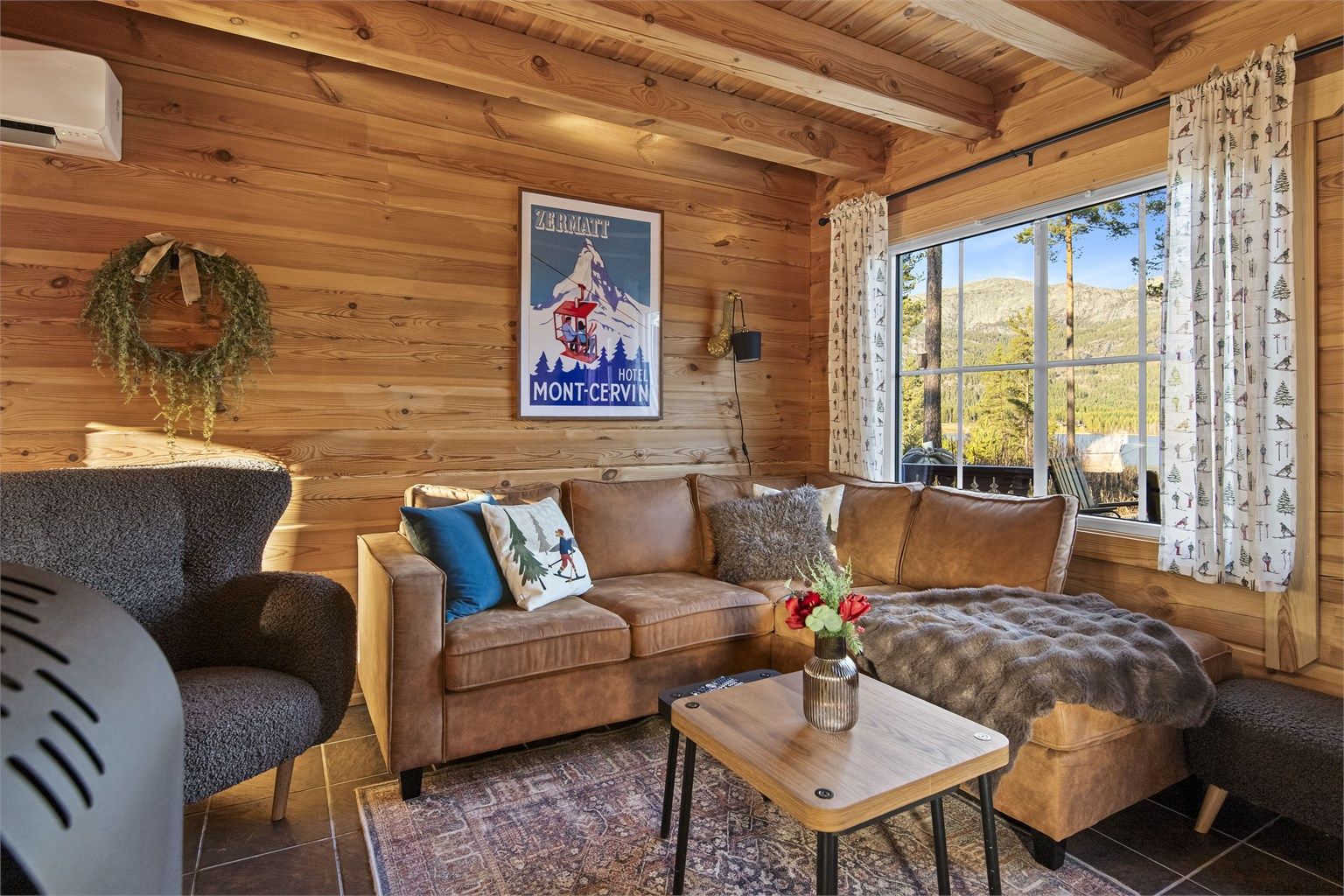 Hytten varmes opp med varmepumpe, vedovn og varmekabler i gulv