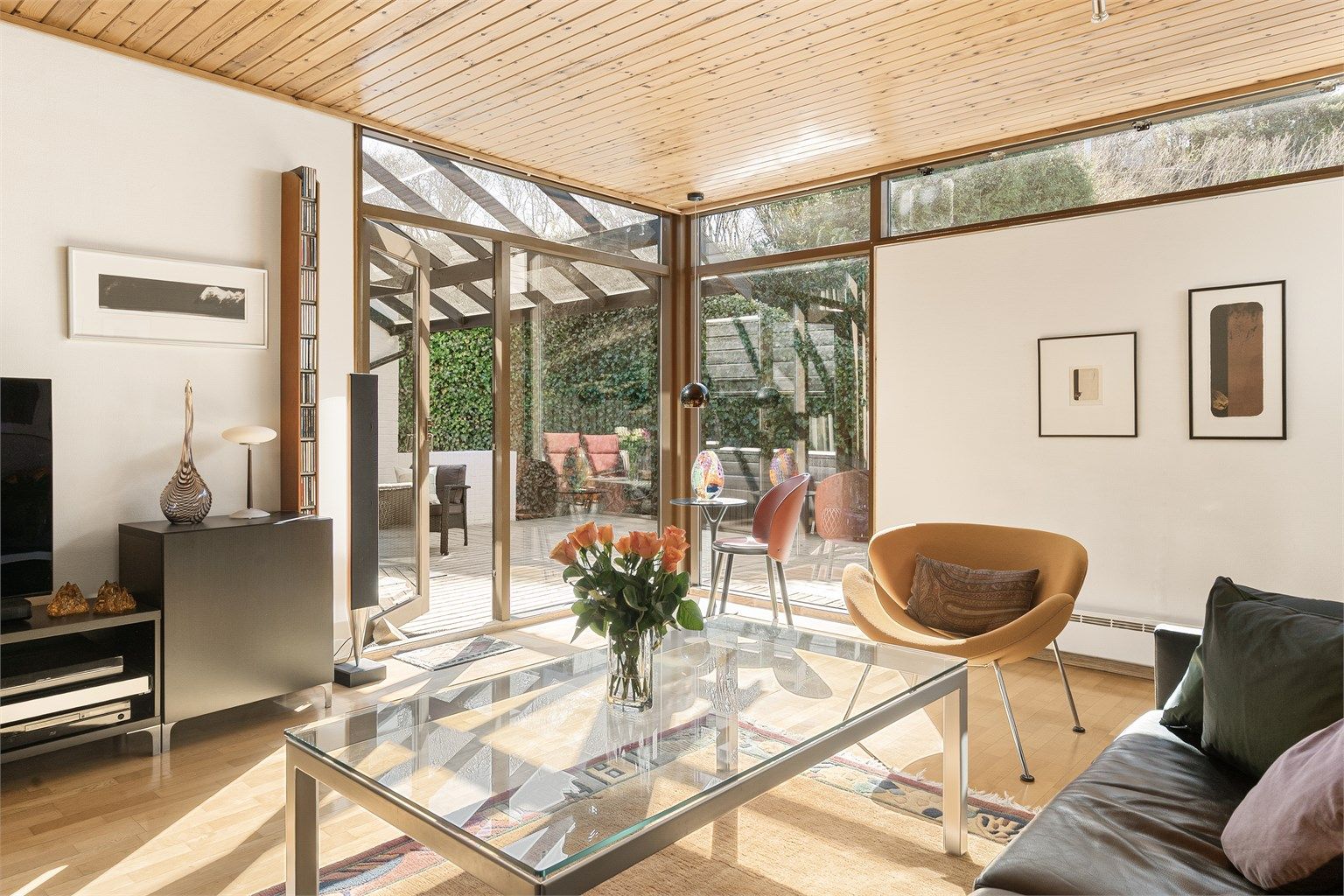 - De store vindusflatene på stuen sørger for godt med lysinnslipp -