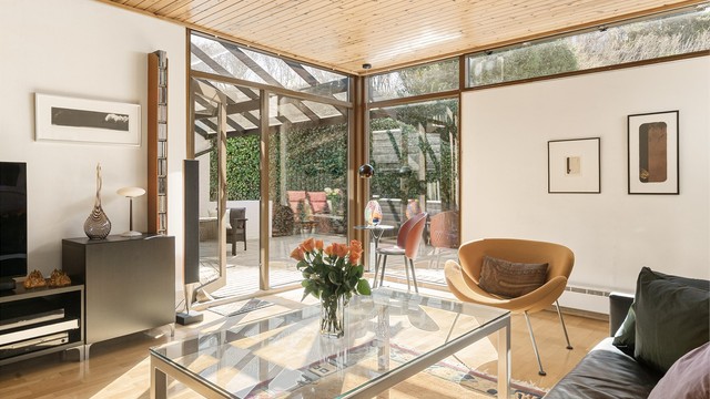 - De store vindusflatene på stuen sørger for godt med lysinnslipp -