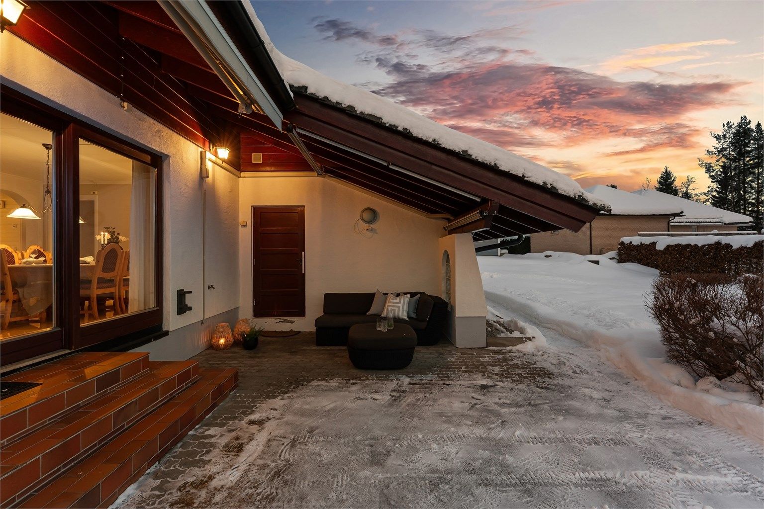 Den steinbelagte terrassen på 36 m² er en forlengelse av stuen.