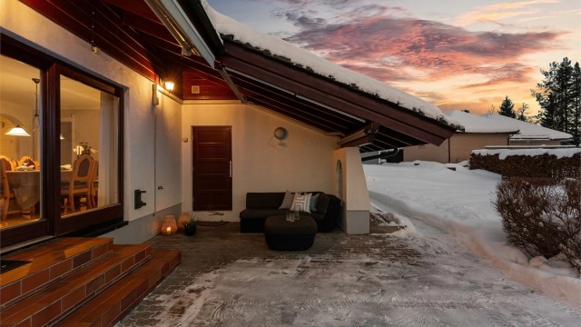 Den steinbelagte terrassen på 36 m² er en forlengelse av stuen.