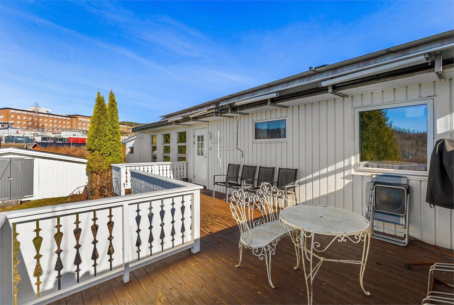 Terrassen er på 23 kvm og har gode solforhold