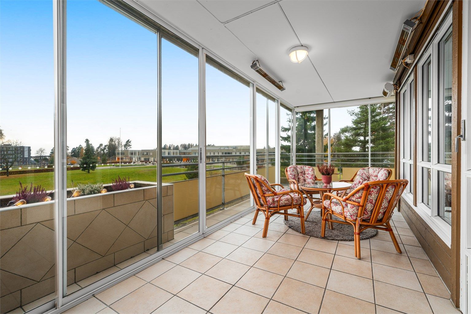 En stor 3-roms leilighet med innglasset balkong