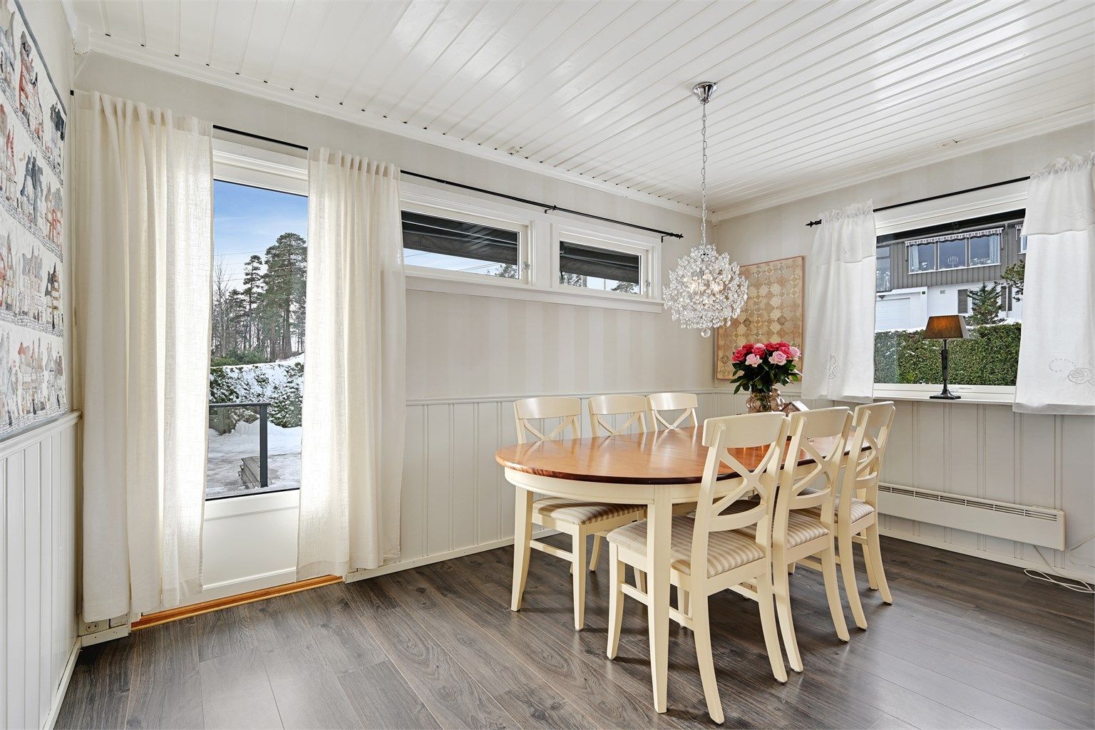 Fra kjøkkenet har du adkomst ut til en stor og solrik terrasse på ca 81 kvm. 