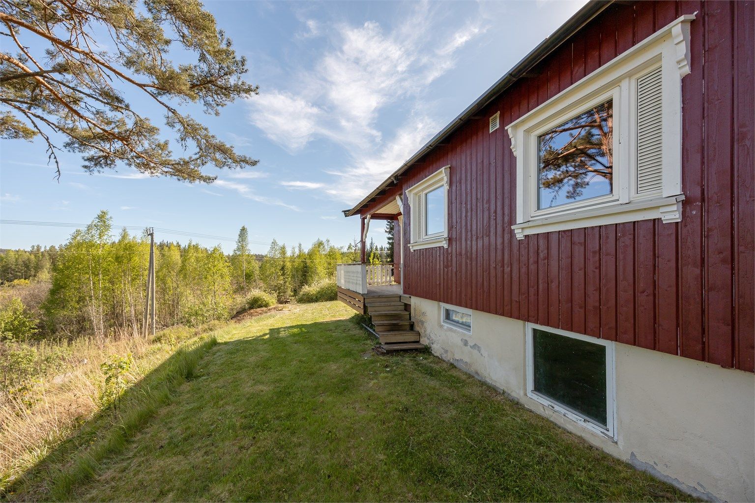 Bygningen er fundamentert på fjell og fast grunn i et skrånende terreng.