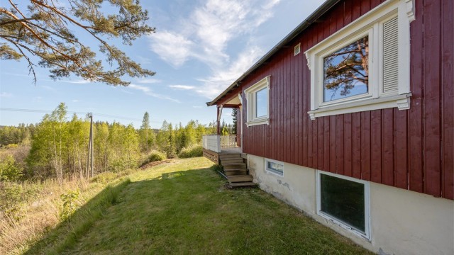 Bygningen er fundamentert på fjell og fast grunn i et skrånende terreng.