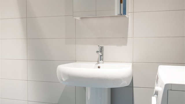 Rommet har flislagt gulv med gulvvarme og downlights i taket.
