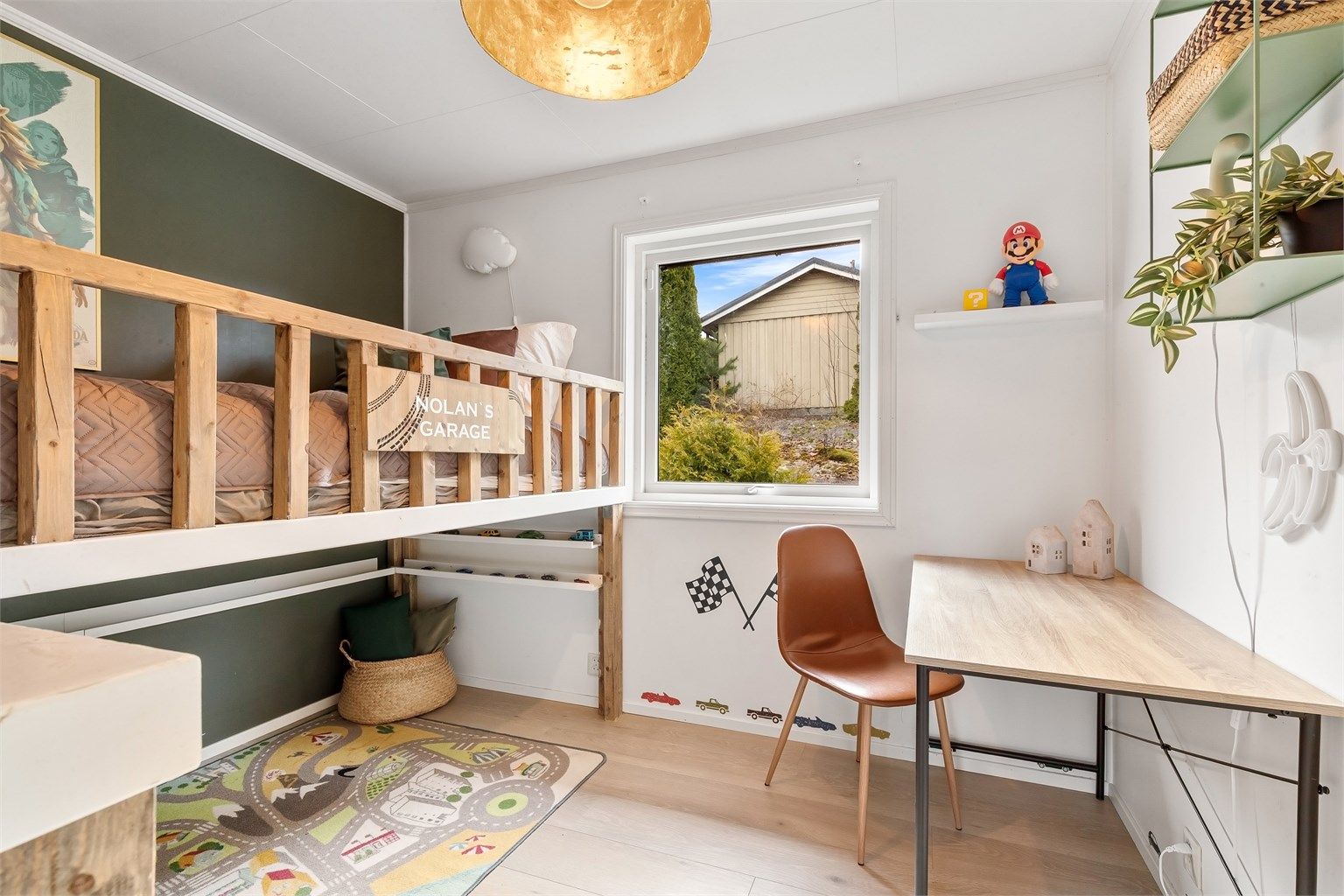 Et av de tre soverommene i etasjen, ideelt som barnerom med plass til både seng og lek.
