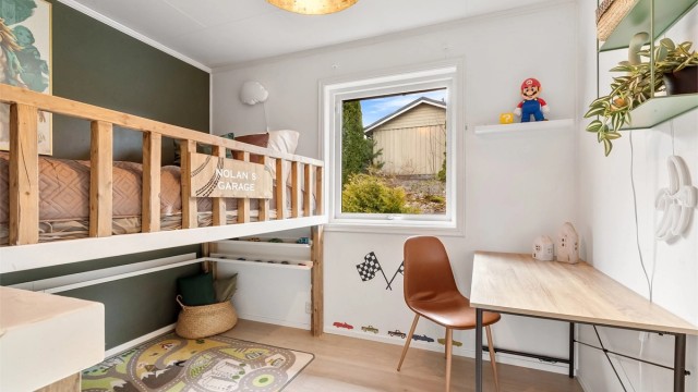 Et av de tre soverommene i etasjen, ideelt som barnerom med plass til både seng og lek.