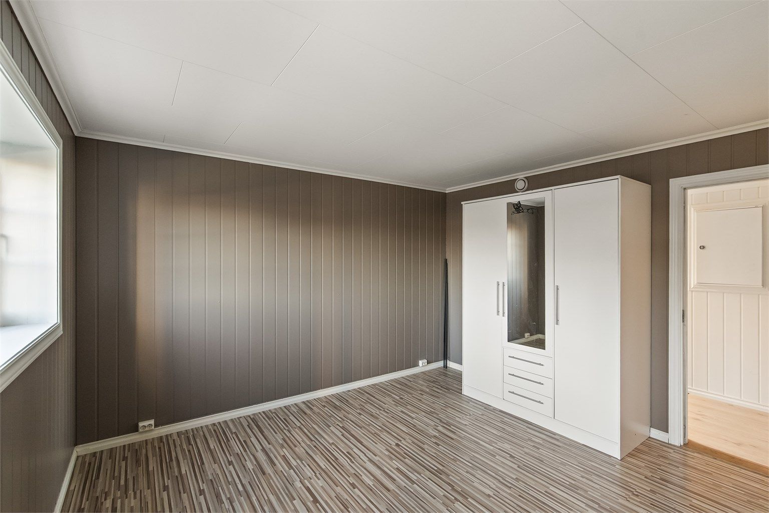 Soverom i hybel/leiligheten i underetasjen.