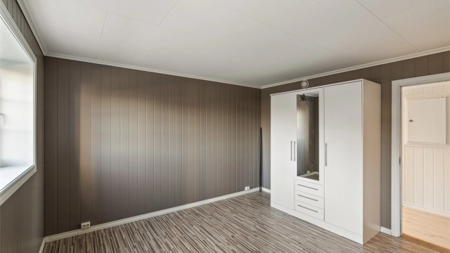 Soverom i hybel/leiligheten i underetasjen.