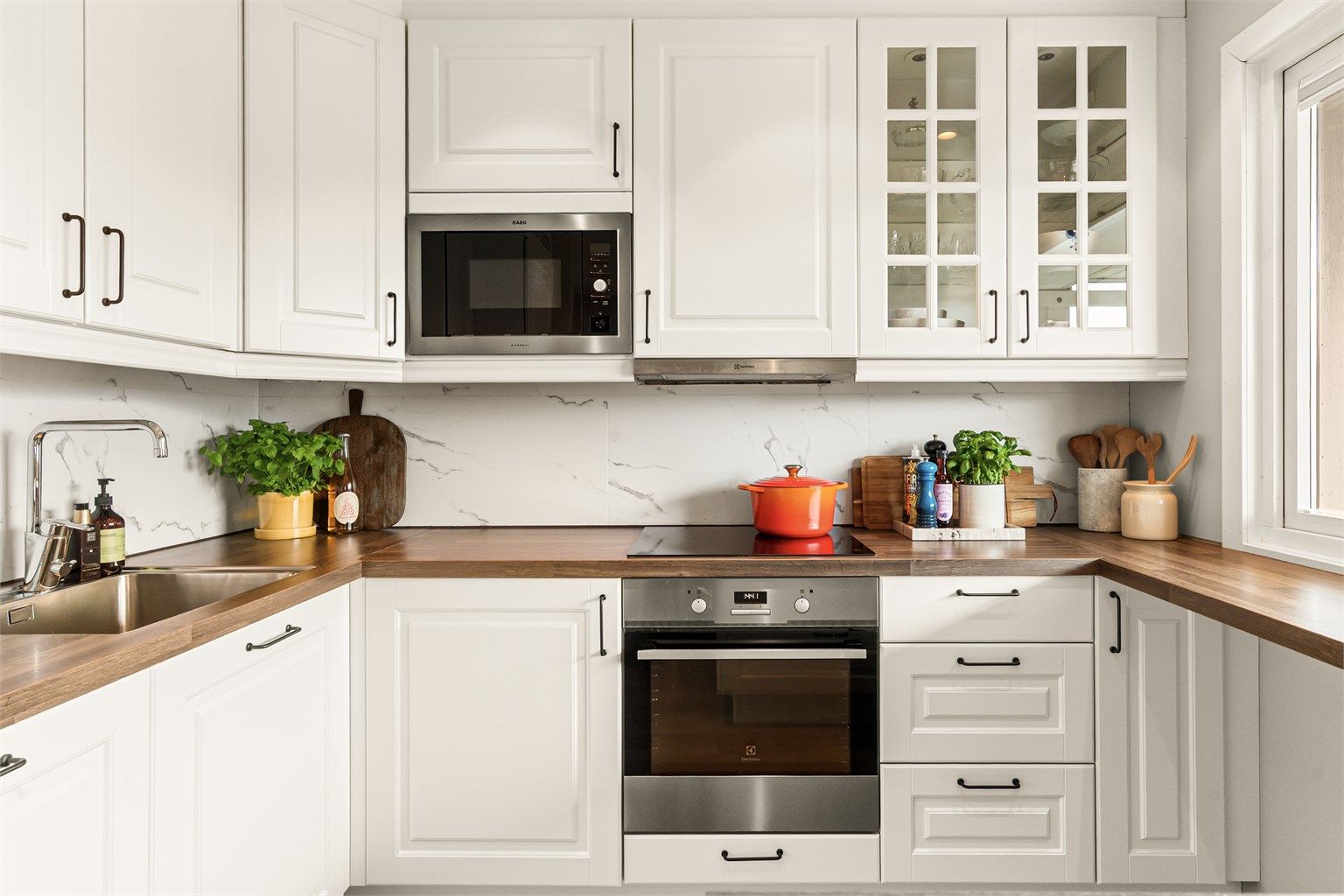 - Kjøkkenet byr på god skap- og benkeplass, samt tidløse farger -