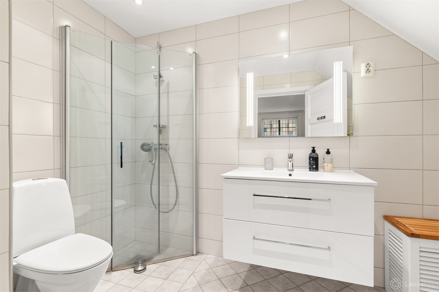 Badet i andre etasje ble renovert i 2012 og har flislagt gulv med elektrisk gulvvarme.