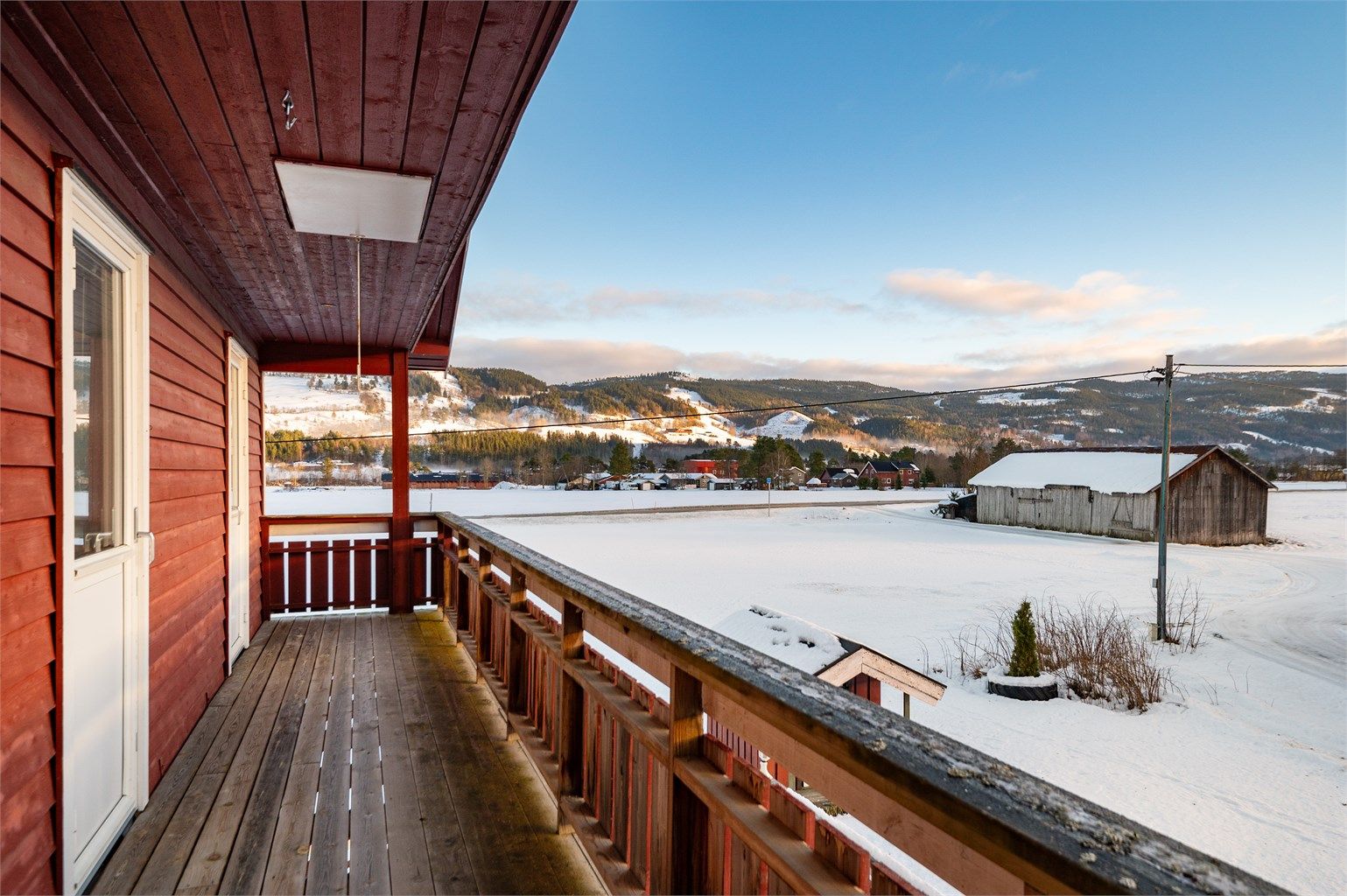 Både hovedsoverommet og stua/gangen har adkomst til en solrik veranda under tak. Loftsarealet benyttes i dag som lagringsplass, med adkomst via luke fra verandaen.
