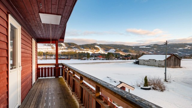 Både hovedsoverommet og stua/gangen har adkomst til en solrik veranda under tak. Loftsarealet benyttes i dag som lagringsplass, med adkomst via luke fra verandaen.