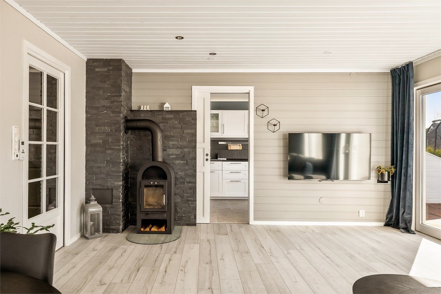 Stuen er et lyst og sosialt samlingspunkt med adkomst fra både gang og kjøkken.