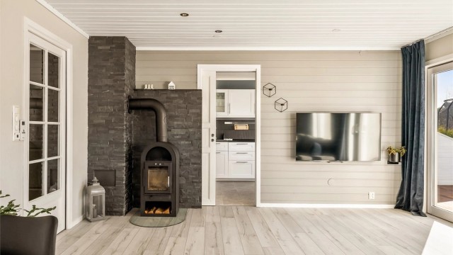 Stuen er et lyst og sosialt samlingspunkt med adkomst fra både gang og kjøkken.