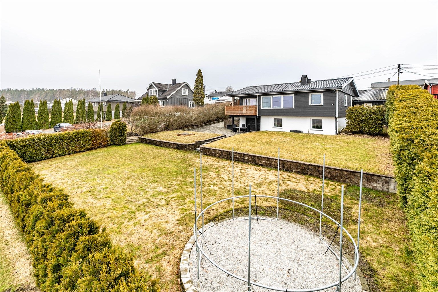 Til kjelleren er det både innvendig adkomst, og utvendig adkomst (Via nedre del av gårdsplassen).