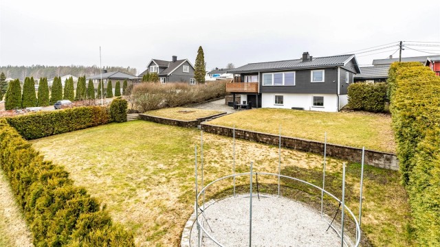 Til kjelleren er det både innvendig adkomst, og utvendig adkomst (Via nedre del av gårdsplassen).