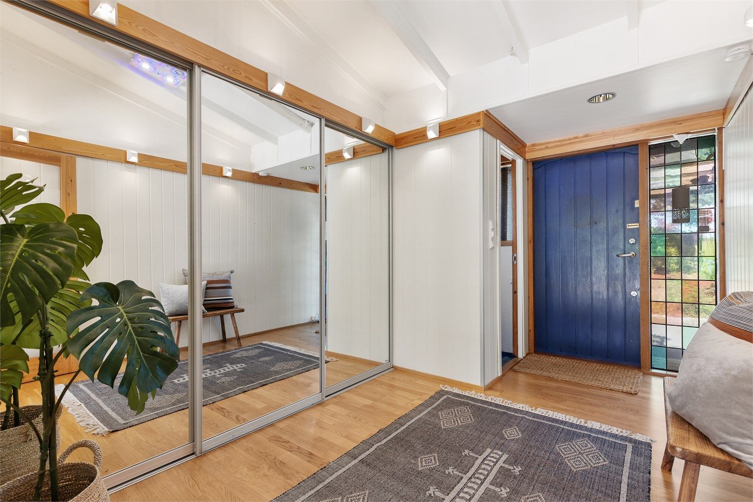 Romslig entré med god plass til oppbevaring i skyvedørsgarderobe.