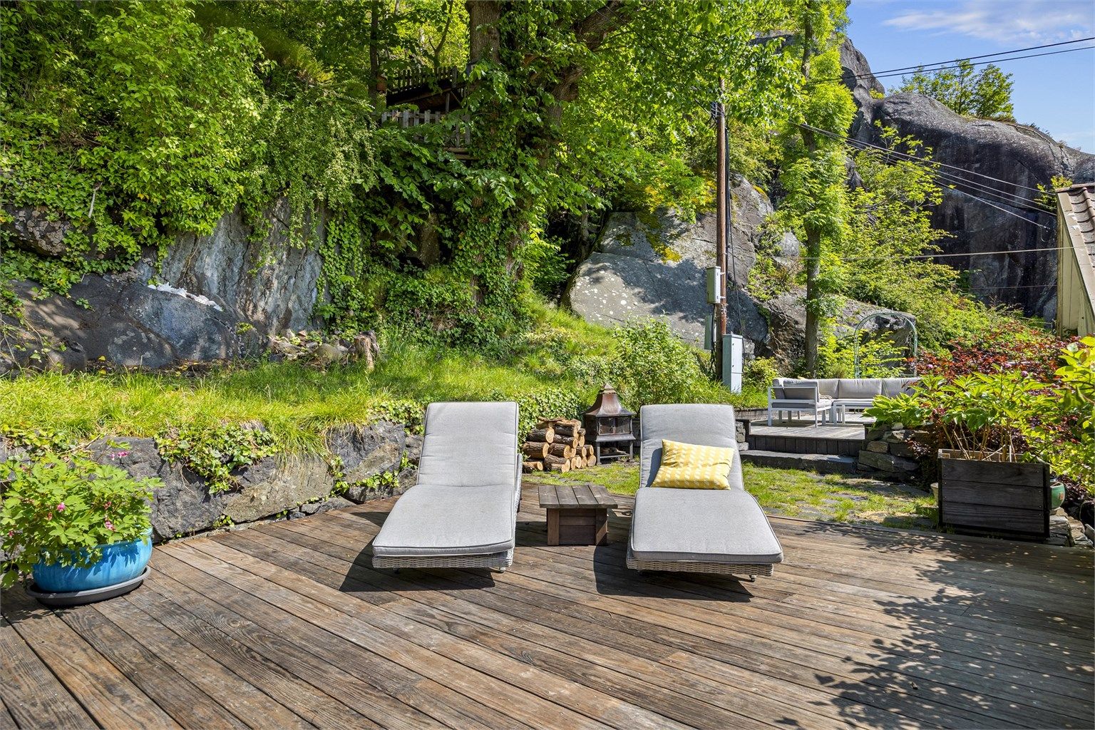 Den største terrassen gir rikelig med plass for utemøbler og sosiale lag.