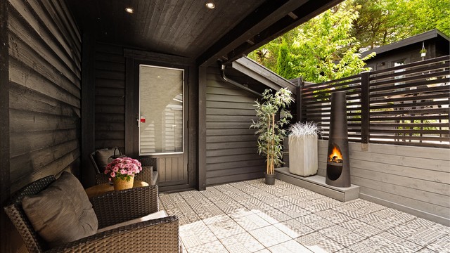 Dels overbygget, lun og koselig terrasse - tilgjengelig rett fra stuen.